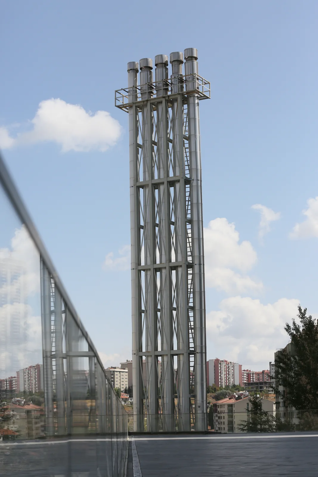 Yüksek bina cephesinde düşey baca uygulaması